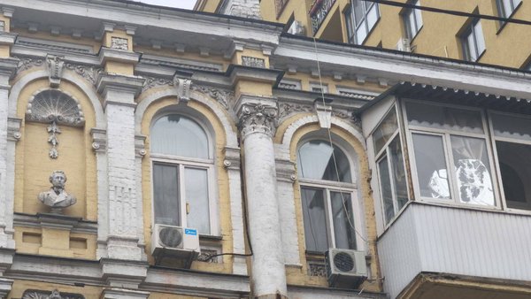 Діячі демонтували бюст Пушкіна з історичної споруди у Києві.