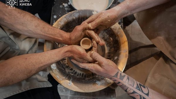 Створення “горнятка кави” разом: київські рятувальники та їхні половинки відвідали майстер-клас з кераміки.