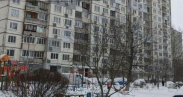 Киянка залишила хворого 14-річного хлопчика самого вдома на два тижні.