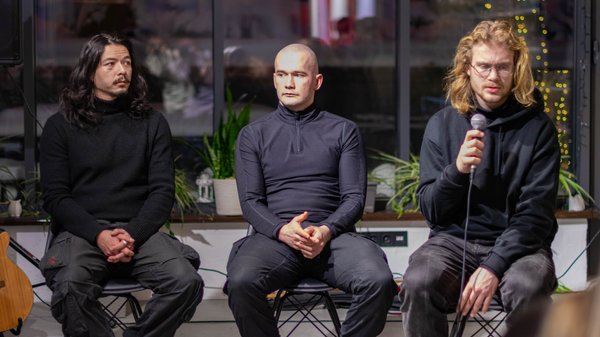 “Лише метаромантика має значення”: у Києві військові декламували вірші про пережитий у боях досвід і розповіли про свіжий авіаційний напрямок