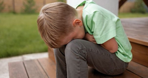 Шматувала лезом та душила дротом: у Києві мати регулярно знущалася з сина