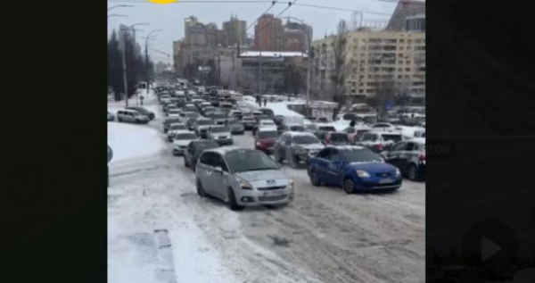 Київ паралізовано: сніг та ожеледиця ускладнили рух.