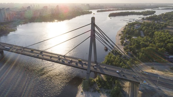 Київ: часткові перекриття на мостах і шляхопроводах через терміновий ямковий ремонт, роботи триватимуть два дні.