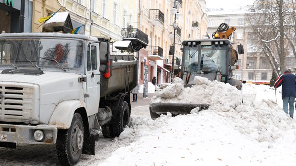 Засніженість та слизькість: у Києві активізували нагляд за розчищенням просторів