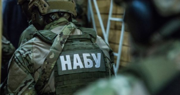 Високопоставленого співробітника СБУ затримали на отриманні хабара в 68 тисяч доларів.