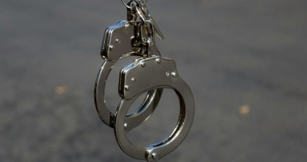 У Києві затримали 52-річного, який споїв та збезчестив юну дівчину.