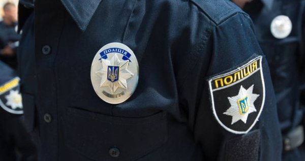 У Києві біля підземки побили чоловіка і викрали готівку: жертву атакували та обікрали.