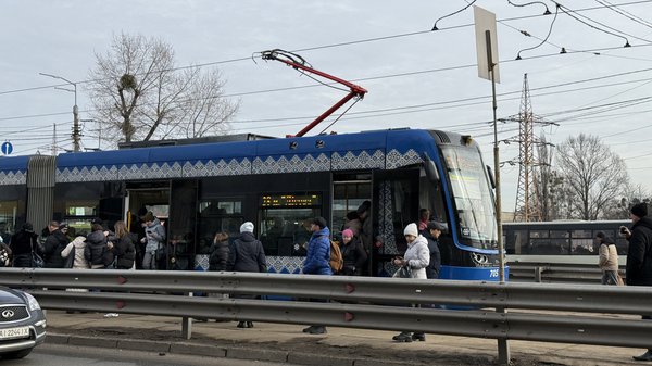 Лівий берег Києва: тролейбуси й трамваї знову курсують у повному обсязі, що відбувається на станціях?