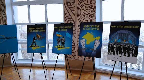 Плакати дванадцятирічного опору. “Крим чинить спротив”: експозиція у Києві.
