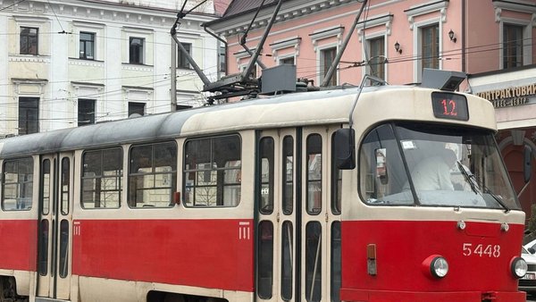 Київ: Корекція шляхів трамваїв через відновлення рейок.