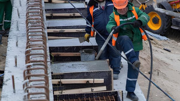 На Троєщині в Києві перенаправили електротраспорт у зв’язку з відновленням естакади.