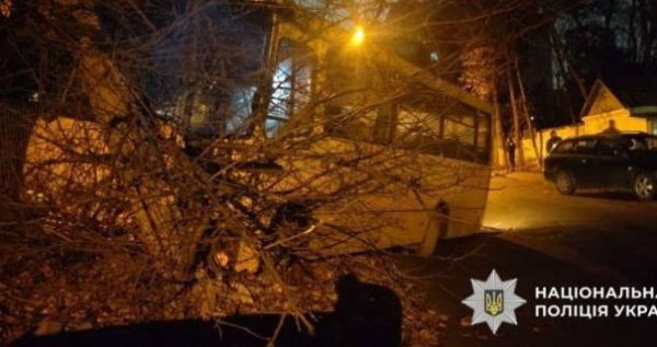 У Києві зловмисник викрав маршрутку та став винуватцем потрійної автотрощі.