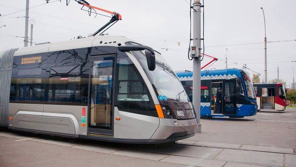 На лівому березі Києва відновлюють рух тролейбусів та трамваїв.