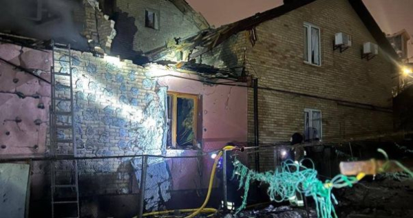 Напад ворога на Київ: руйнування осель і гаражів у трьох місцевостях.