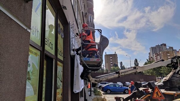 У лютому в Києві зняли близько 800 самовільних рекламних об’єктів з фасадів будинків.
