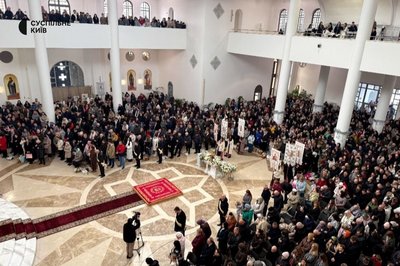 Великдень-2026: у столичних храмах моляться та освячують святкові кошики