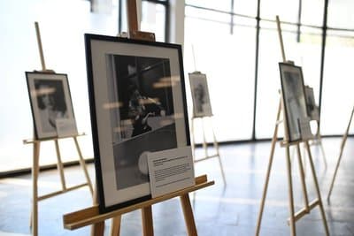 "Бути собі ціллю": історії про лідерство жінок з інвалідністю у фотовиставці на станції метро "Золоті ворота" у Києві