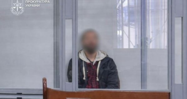 У Києві винесено вирок чоловікові за зґвалтування дитини: під час слухання благав про “повернення родини”.