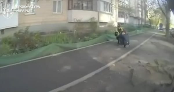 “Не мене витягуйте, батька врятуйте”: відео з нагрудних камер поліції, що тікала від вогню