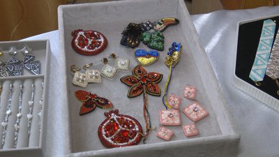 Після ГЕС — в мистецтво. Переселенка із Києва виготовляє прикраси після переїзду на Вінниччину