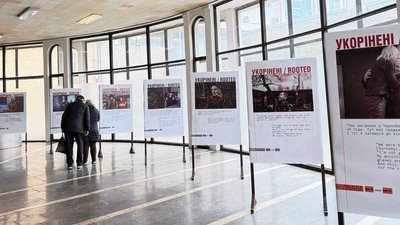 Фотовиставка “Свої серед коренів”: у київському метро представили історії мешканців зони відчуження до річниці Чорнобильської катастрофи.