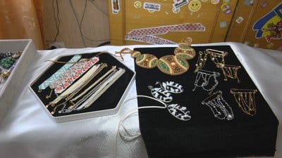Після ГЕС — в мистецтво. Переселенка із Києва виготовляє прикраси після переїзду на Вінниччину