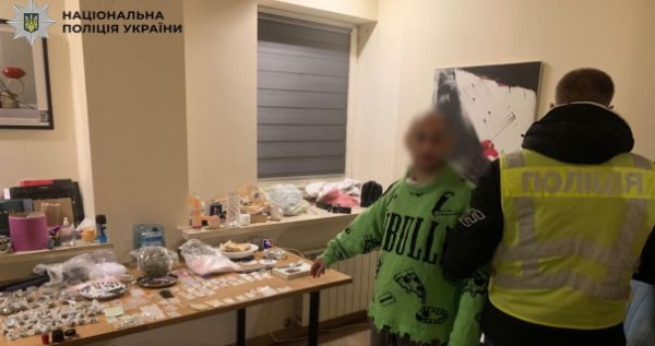 За грати на строк до 12 років: іноземного громадянина, що поширював наркотичні речовини поштовими відправленнями у Києві, віддадуть під суд