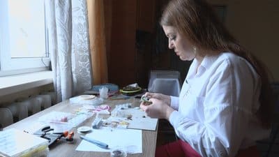Після ГЕС — в мистецтво. Переселенка із Києва виготовляє прикраси після переїзду на Вінниччину