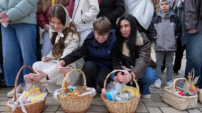 Пасха 2026: в київських церквах відправляють службу та благословляють великодні кошики