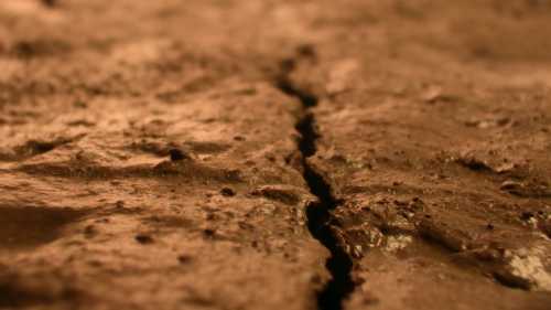 Чому плити земної кори скоріше склеюються, а не ковзають, і зв’язок з поштовхами землі