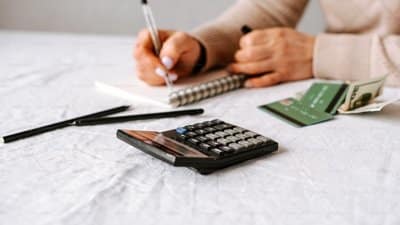 За комунальні борги київський пенсіонер втратив оселю: квартиру продадуть з молотка.