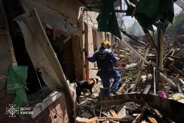 Зеленський оглянув знищений російською атакою Чорнобильський музей і Лук'янівку. 19 Зеленський оглянув знищений російською атакою Чорнобильський музей і Лук'янівку. 17
