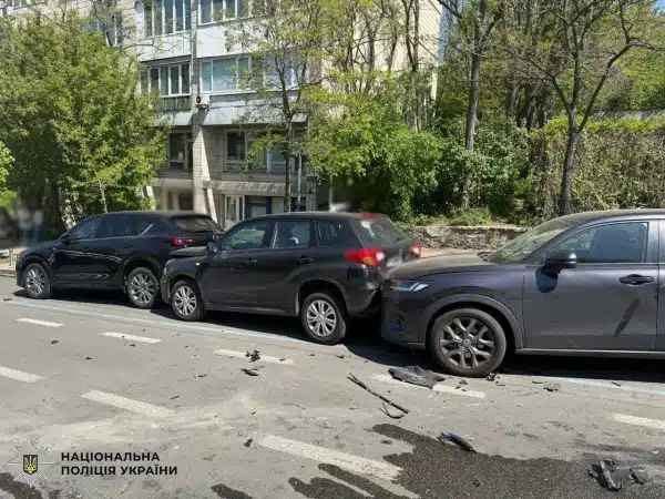 Нетверезий керманич Мазераті спричинив аварію у Печерському районі столиці, є потерпілий. 9 Нетверезий керманич Мазераті спричинив аварію у Печерському районі столиці, є потерпілий. 7