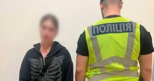 У Києві: юна киянка травмувала військового пляшкою через словесний конфлікт.