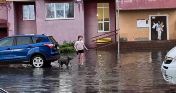 Київ пішов під воду: злива з градом викликала затоплення вулиць, збої в електромережі