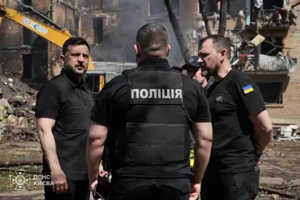 Зеленський оглянув знищений російською атакою Чорнобильський музей і Лук'янівку. 12 Зеленський відвідав зруйнований після атаки рф музей Чорнобиля, а також Лук'янівку