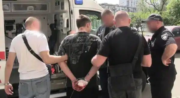 Киянин випав з вікна після ножового поранення, вбивцю, росіянина, схоплено. 6 У Києві чоловік випав з вікна після удару ножем, вбивцю - громадянина рф - затримали