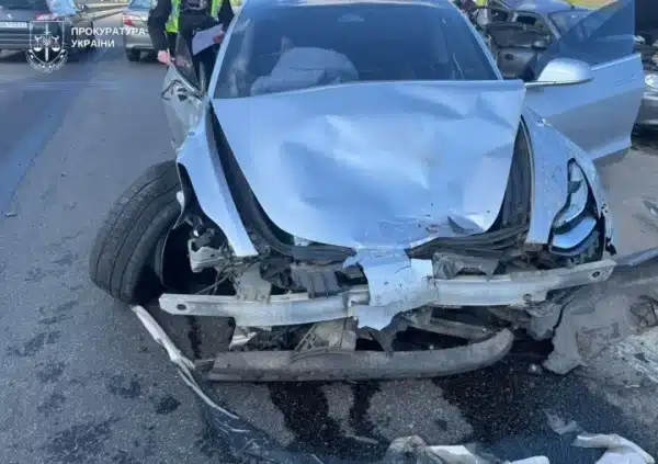 У <!--more--/>Києві повідомлено про підозру водію Tesla, який влаштував смертельну ДТП на Дарницькому мосту” loading=”eager” decoding=”async” fetchpriority=”high” style=”color:transparent;margin:0;display:block;width:100%;height:auto” class=”block w-full h-auto max-w-full” width=”1280″ height=”904″ width=”1280″ height=”904″ /></p>
<p></span></p>
<p>У Києві 32-річному водієві Tesla висунули обвинувачення у смертельній аварії на Дарницькому мосту, через яку загинула пасажирка іншого транспортного засобу. За інформацією слідства, чоловік перевищив допустиму швидкість під час обгону і здійснив декілька зіткнень. Про це інформує Київська міська прокуратура, пише <b>УНН.</b></p>
<blockquote>
<p class=