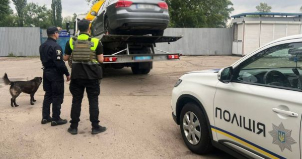 У Києві кермувальник розбив автівки та мало не збив пішохода