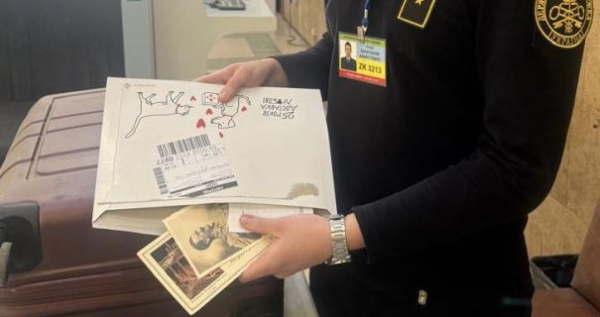 Мешканка Києва везла в Чехію вінтажні картки з Гітлером.