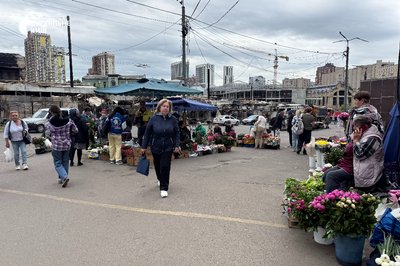 Торгівля на руїнах: у Києві на зруйнований ударом РФ Лук'янівський ринок повертаються продавці