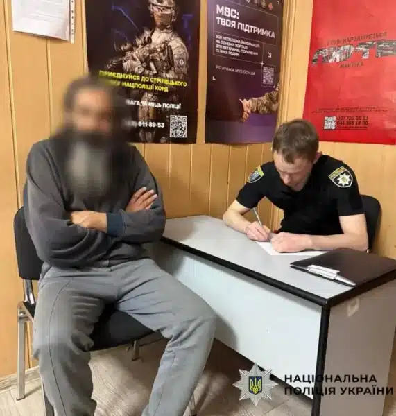 Роздягнений чоловік по Хрещатику: поліціянти оформили протокол за незначний бешкет. 2 Голяка гуляв столичним Хрещатиком - поліція склала на чоловіка протокол за дрібне хуліганство