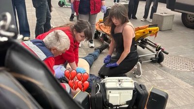Смерть чоловіка поблизу Smart Plaza у Києві: очевидці стверджують про відмову у дефібриляторі в метрополітені