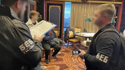 Нелегальне казино в офісному центрі та “вкладення” у криптовалюту: у Києві винесли вирок трьом співучасникам махінації.