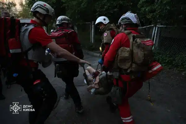 Наслідки нічного нападу росіян на Київ: ДСНС оприлюднила знімки та відео значних руйнувань. 12 Наслідки нічного нападу росіян на Київ: ДСНС оприлюднила знімки та відео значних руйнувань. 10