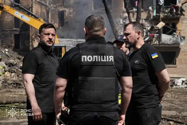 Зеленський оглянув знищений російською атакою Чорнобильський музей і Лук'янівку. 14 Зеленський оглянув знищений російською атакою Чорнобильський музей і Лук'янівку. 12