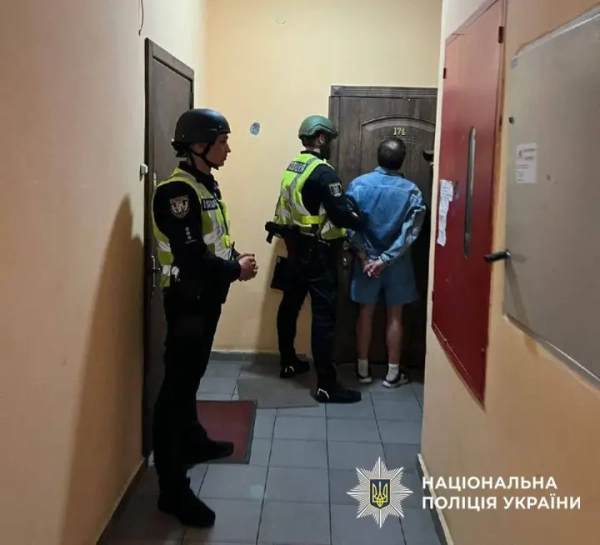 Київ: Арештовано особу, що відкрила вогонь по приятелях і забарикадувалася в помешканні.