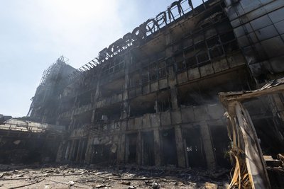 Торговий центр “Квадрат” у районі Лук’янівка: рятувальні служби ДСНС демонтують зовнішню частину споруди