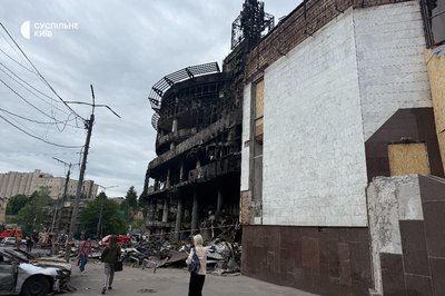 Відродження бізнесу: Київський Лук’янівський ринок, понівечений російською атакою, знову приймає торговців