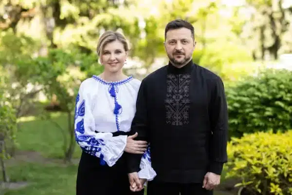 Президентське подружжя у вишиванках поділилося світлинами 2 Зеленський з дружиною показали фото у вишиванках